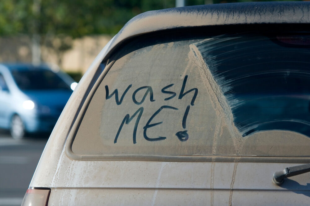 洗車をアピールしている車