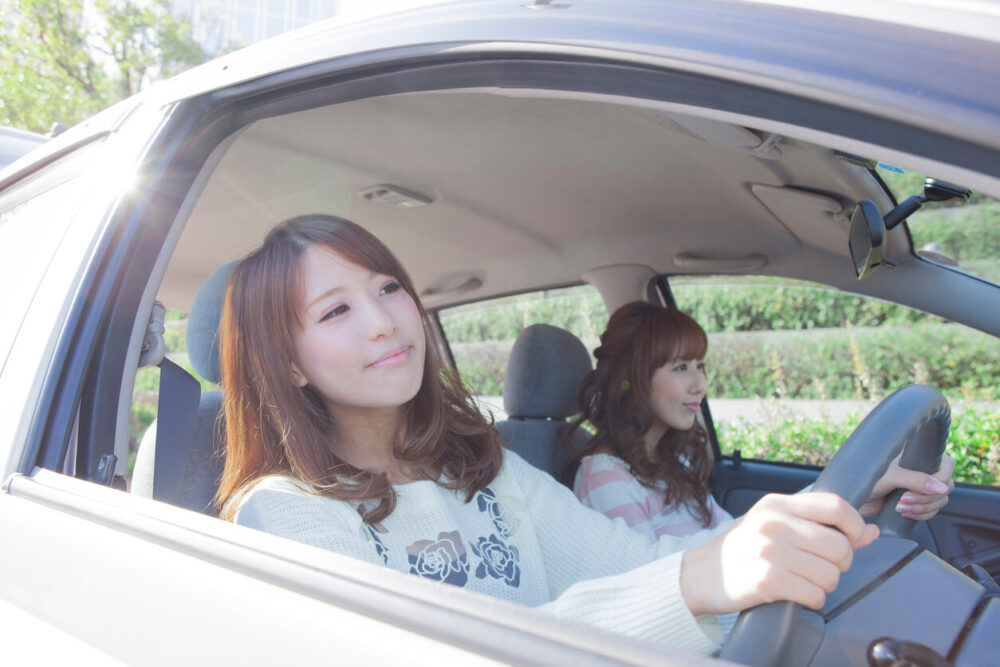 ドライブをしている二人の美女