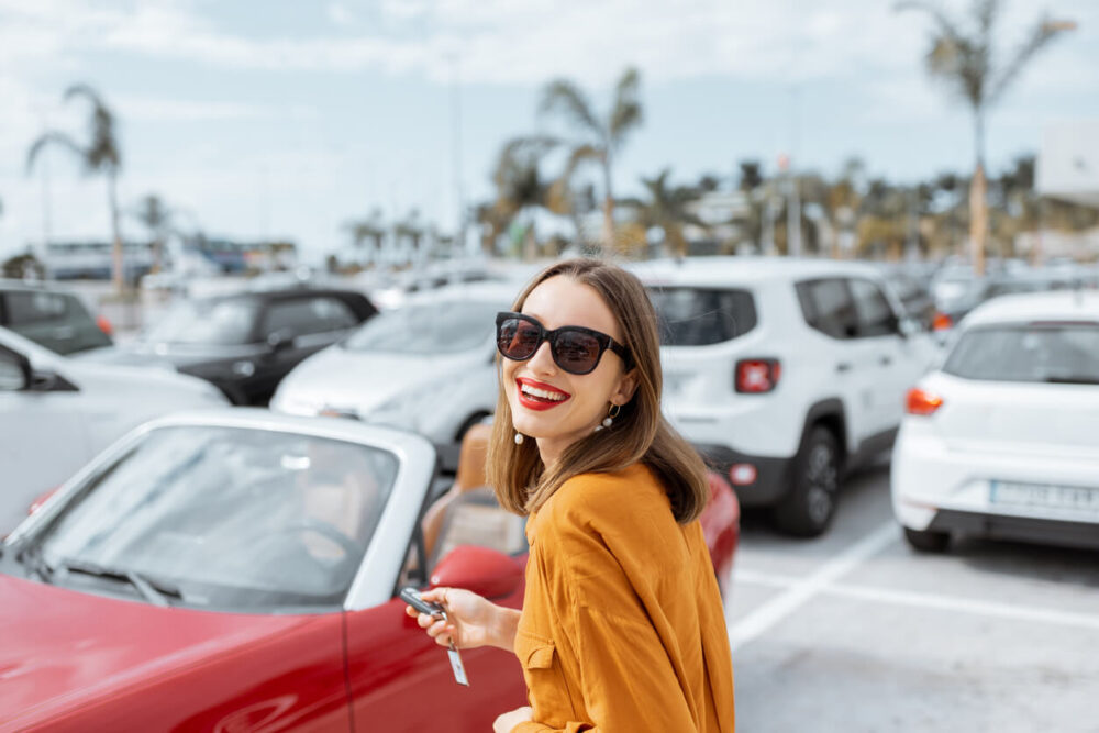 ショッピングモールに車を止めている女性