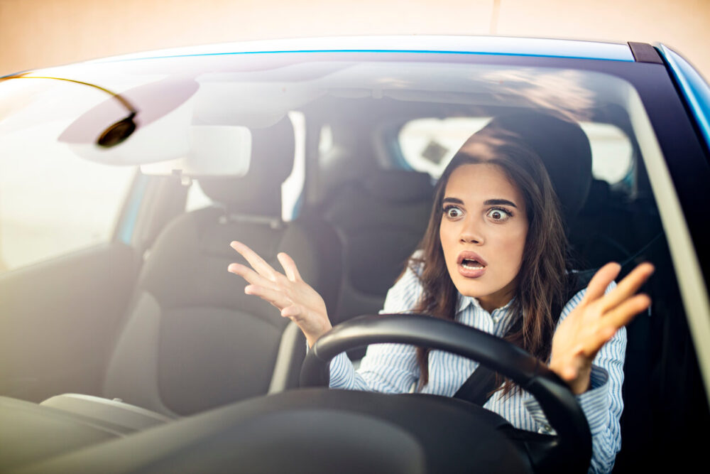 車の中で驚いている女性