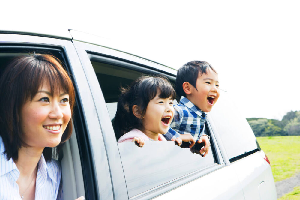 子供2人とお母さん女性の車